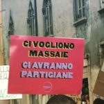 Un cartello della contromanifestazione di Verona che recita "Ci vogliono massaie, ci avranno partigiane"