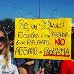Un cartello della contromanifestazione di Verona che recita "Se un ovulo fecondato è una persona e un rifugiato no, abbiamo un problema"