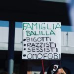 Un cartello della contromanifestazione di Verona che recita "Famiglia Balilla: bigotti, razzisti, sessisti, omofobi"
