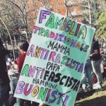 Un cartello della contromanifestazione di Verona che recita "Famiglia tradizionale: mamma antirazzista, papà antifascista, bambini buoni(sti)"