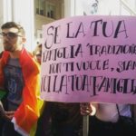 Un cartello della contromanifestazione di Verona che recita "Se la tua famiglia tradizionale non ti vuole, siamo noi la tua famiglia."