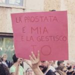 Un cartello della contromanifestazione di Verona che recita "La prostata è mia e la gestisco io!"
