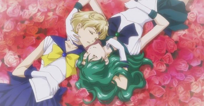 Sailor Uranus e Sailor Neptune giacciono su un letto di petali di rose